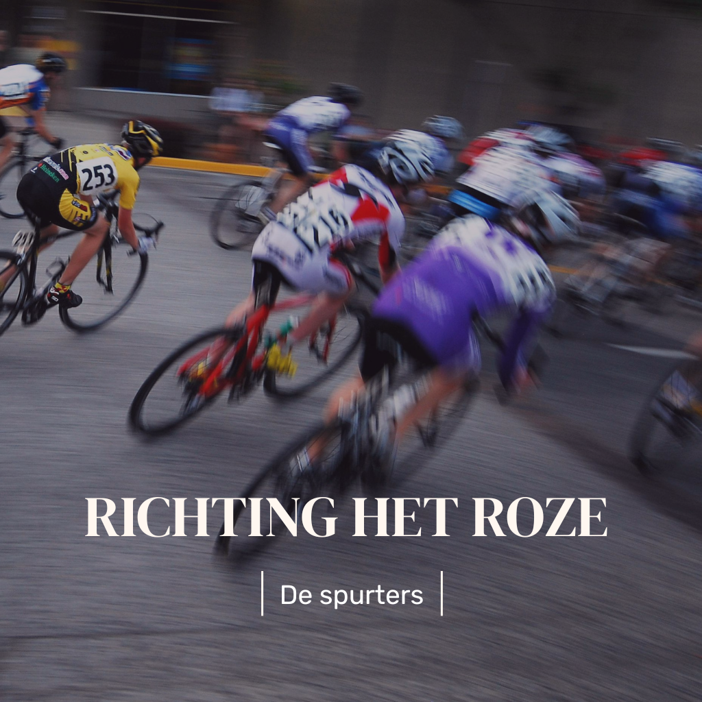 Groep wielrenners die door de bocht gan